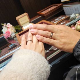 【TANZO.(鍛造指輪)の口コミ】 お互い気に入ったデザインを各々取り入れていますが、側面のスターダスト…