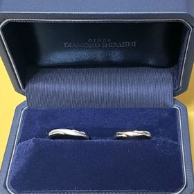 【銀座ダイヤモンドシライシの口コミ】 自分たちが気にいるデザインが見つかるまで
探しました！
フォルムは同じ…