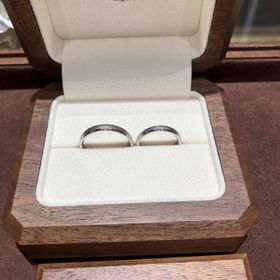 【TANZO.(鍛造指輪)の口コミ】 マット加工の表面と一段下げた段差加工のプラチナ面の輝きが恰好いい。単…