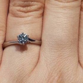 【エクセルコダイヤモンド(EXELCO DIAMOND)の口コミ】 アームの曲線が美しく目を引きました。シンプルなデザインで、邪魔するも…