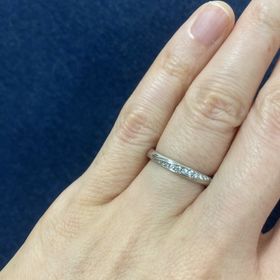 【4℃ BRIDAL(ヨンドシーブライダル)の口コミ】 斜めにメレダイヤが入っているデザインなので、ストレートタイプでも指に…