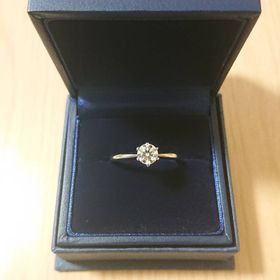 【銀座ダイヤモンドシライシの口コミ】 ユリの花をイメージしたゴージャスな形です！
ダイヤモンドの全体像がよこ…