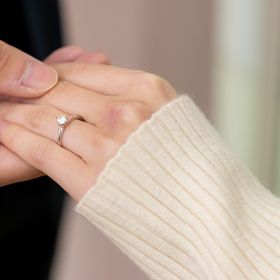 【銀座ダイヤモンドシライシの口コミ】 彼女の派手すぎず、清楚なイメージからシンプルなダイヤモンドが一つだけ…