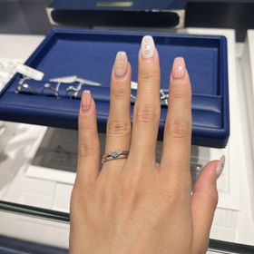 【銀座ダイヤモンドシライシの口コミ】 仕事上、指輪が傷つきやすいので、傷つきにくい結婚指輪を選びました。婚…