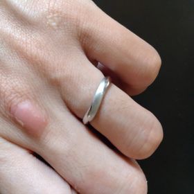 【アイプリモ(I-PRIMO)の口コミ】 ウェーブ型のシンプルな指輪です。価格も想定していた予算からあまり飛び…