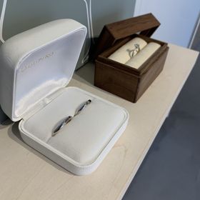 【BONDS(ボンズ)の口コミ】 シンプルなデザインなのでつける場所を問わない素敵な指輪です！
内側がピ…