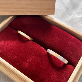 【ichi(イチ)の口コミ】 お互いの指輪の一部分を交換しているデザインです。色違いでゴールドとシ…