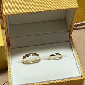 【ケイウノ ブライダル(K.UNO BRIDAL)の口コミ】 イエローゴールドでとてもシンプルなデザインです。外は丸みがあり、内側…