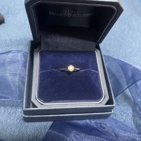 【銀座ダイヤモンドシライシの口コミ】 デザインがとても美しく、ダイヤモンドの輝きが強調されている。
爪が細い…