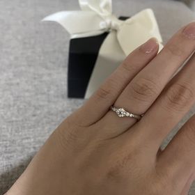 【エクセルコダイヤモンド(EXELCO DIAMOND)の口コミ】 ダイヤの輝きが綺麗。どの角度から見ても美しいデザインです。サイドにも…