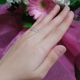 【銀座ダイヤモンドシライシの口コミ】 普段使いできるようにエタニティを探していました。
ダイアモンドの一つ一…