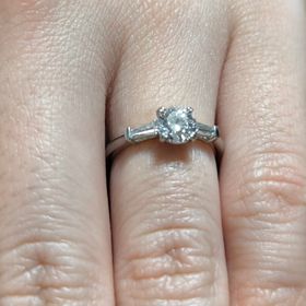 【BIJOUPIKO(ビジュピコ)の口コミ】 横にバケットダイヤモンドがついていることで真ん中のダイヤモンドがより…