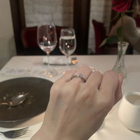 【アイプリモ(I-PRIMO)の口コミ】 シンプルだからこそ、きらめき方、爪部分のデザインや、指輪の薄さ（つけ…