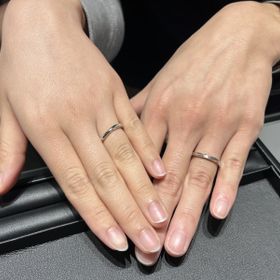 【エクセルコダイヤモンド(EXELCO DIAMOND)の口コミ】 指が綺麗に見え、シンプルすぎないものを探していました。Lien Infiniは両…