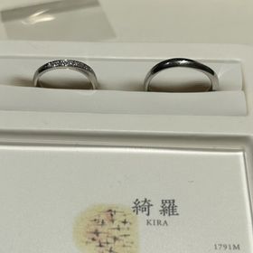 【俄(にわか)の口コミ】 とてもキラキラしていて素敵な指輪でした。女性側の指輪はダイヤの範囲が…