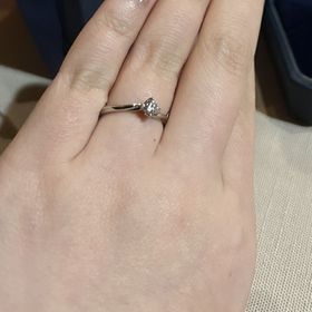 【銀座ダイヤモンドシライシの口コミ】 デザインがシンプルながらもとても気に入りました。
デザインが色々ある中…