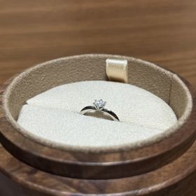 【COLANY(コラニー)の口コミ】 指輪の爪がとても細くてダイヤの輝きを損なわないようになっています。石…