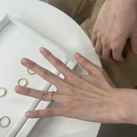 【shihara(シハラ)の口コミ】 二重に重なってるようなデザインの指輪が素敵で気になりました。
ザ•…