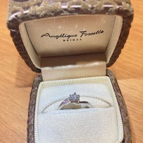 【アンジェリックフォセッテ(Angelique Fossette)の口コミ】 結婚指輪はゆるくカーブがかかっていて、着け心地もよく指が綺麗に見えま…