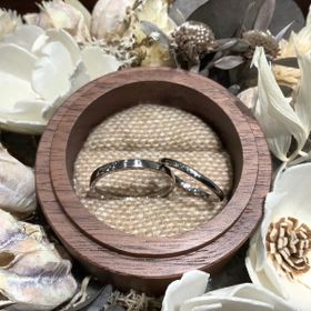 【鎌倉彫金工房の口コミ】 デザインと細さ、金属の種類をサンプルを指にはめながら決めていきました…