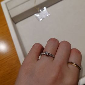 【ブシュロン(BOUCHERON)の口コミ】 周囲にダイヤが敷き詰められているデザインでさがしていました。
リングの…