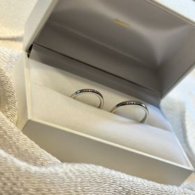 【1117(イチイチイチナナ)の口コミ】 普通はリング自体角をとった丸みのあるものが主流ですが、選んだものは少…