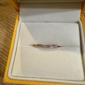 【ケイウノ ブライダル(K.UNO BRIDAL)の口コミ】 ゴールドピンクのデザインで、リボン型のとくちょうに惹かれこうにゅうし…
