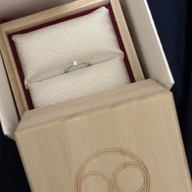 【TOMOE(トモエ)の口コミ】 ダイヤの輝きがワンポイントでも存在感感じられて綺麗。指にはめてみて、…