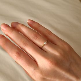 【KITAGAWA(キタガワ)】の口コミ シンプルなデザインですが華奢で洗練された雰囲気です。ピンクゴールドが肌...