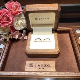 【TANZO.(鍛造指輪)の口コミ】 S字加工にダイヤが入っていてキラキラしてかわいい
旦那さんも他で見ない…