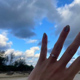 【俄(にわか)の口コミ】 和風らしく、両サイドにある小さいダイヤがとてもエレガントでした。指輪…