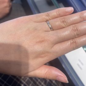 【銀座ダイヤモンドシライシの口コミ】 少し四角い感じのフォルムの指輪でした。ダイヤモンドはななめに入ってい…