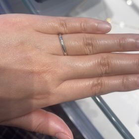 【銀座ダイヤモンドシライシの口コミ】 つやっとした丸いフォルムの土台部分と、どちらかと言うとフラットな印象…