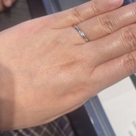 【銀座ダイヤモンドシライシの口コミ】 これは、スタッフさんにオススメされて試着した指輪になります。このデザ…