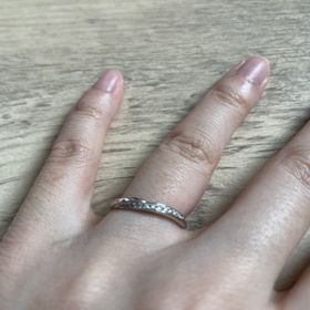 【銀座ダイヤモンドシライシの口コミ】 指輪のデザインは、前面にメレダイヤが並んでることで豪華すぎないですが…