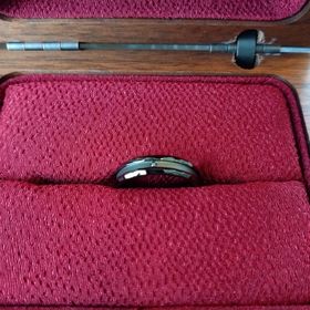 【MIORING(ミオリング)の口コミ】 結婚指輪で黒色の指輪を探していて、
この指輪にたどり着きました。
ダイ…