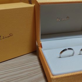 【ケイウノ ブライダル(K.UNO BRIDAL)の口コミ】 U字型にへこんだリングでキラキラしてる。シンプルなデザインだが、丸くな…