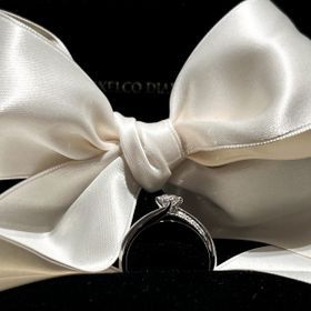 【エクセルコダイヤモンド(EXELCO DIAMOND)の口コミ】 側面からもダイヤモンドが見える点やこだわりのあるデザインがとても素敵…