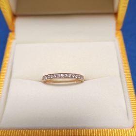 【ケイウノ ブライダル(K.UNO BRIDAL)の口コミ】 ピンクゴールドで肌馴染みがよいです。
ミル打ちが一周入っているのでメレ…