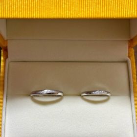 【ケイウノ ブライダル(K.UNO BRIDAL)の口コミ】 男性用はシンプルな物が多い印象でしたが、女性用のダイヤモンドが入って…