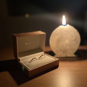 【ケイウノ ブライダル(K.UNO BRIDAL)の口コミ】 ダイヤモンドが7ピース留まっていますが、華やかすぎず上品に見えます。
…