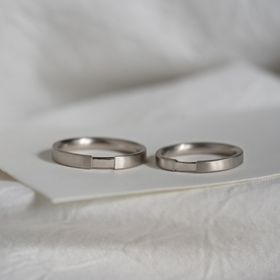 【Cayof(カヨフ)の口コミ】 石は付けずシンプルで、でも完全に平らなデザインは嫌で、ひねりのあるも…