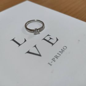 【アイプリモ(I-PRIMO)の口コミ】 デザイン、美しい蝶がふわりと軽やかに指にとまるようなデザインとのこと…