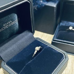 【銀座ダイヤモンドシライシの口コミ】 華やかで可愛らしいデザインでとても気に入っています！真ん中のダイヤが…