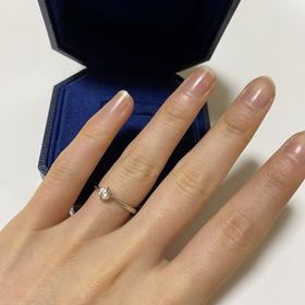 【ROYAL ASSCHER(ロイヤル・アッシャー)の口コミ】 できるだけシンプルなデザインで選んでいたところ、この指輪に出会いまし…