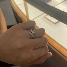 【ショーメ(CHAUMET)の口コミ】 一粒の存在感のあるダイヤとその周りのダイヤのバランス、ティアラのよう…