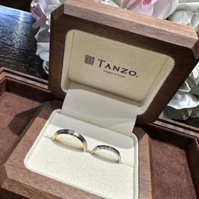【TANZO.(鍛造指輪)の口コミ】 イエロー18Kとプラチナで平打ちコンビをベースにして、
1つはイエロー18K…