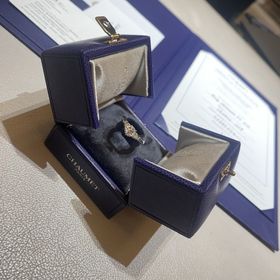 【ショーメ(CHAUMET)の口コミ】 シンプルながらも、人と被りにくいデザインに惹かれて購入しました。
ダイ…