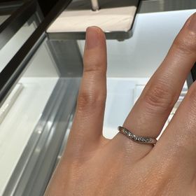 【ティファニー(Tiffany & Co.)の口コミ】 緩やにv字にカーブしているデザインで可愛いです。ダイヤの数が選べて、こ…