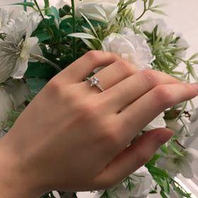 【宝寿堂(ほうじゅどう)の口コミ】 ペアシェイプを選んだのですが、他のデザインに比べて存在感がありダイヤ…